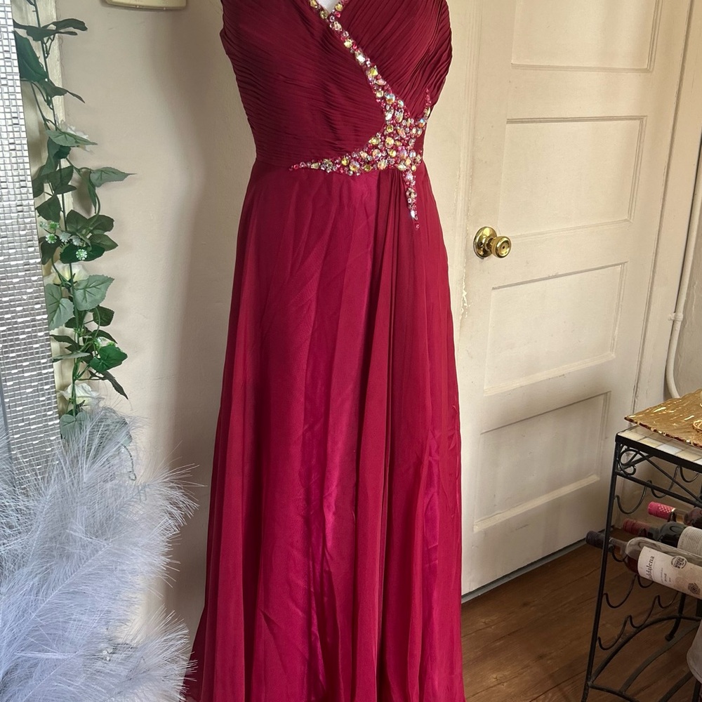 Elegant Red Sleeveless Dress - Picture 3 of 13